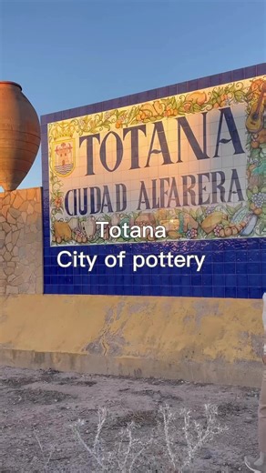 We show you the history of pottery in Totana, a legacy that dates back to the XVIII century⌛️.With the presence of Arabian ovens catalogued as Heritage of Cultural Interest. Each piece of pottery tells the narrative of a skill handed down with passion, generation after generation. 🧱The potters slowly prepare the clay with the following steps 👉🏼turning, drying, glazing and firing.🏺Pottery keeps very old shapes and decorations alive, through time, besides being decorative it is utilitarian, be