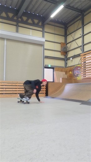 itta｜Flow surfskate | No-Trim Single Hit💥 自分がサーフィンしてるポイントは基本的に続く波がなく、アップスしてたら終わってしまう波ばかり。 そんな波でもトップアクションをできるようにと、サーフスケートでそんな状況を再現して練習🤔 ポイントは2つ。 ①... | Instagram