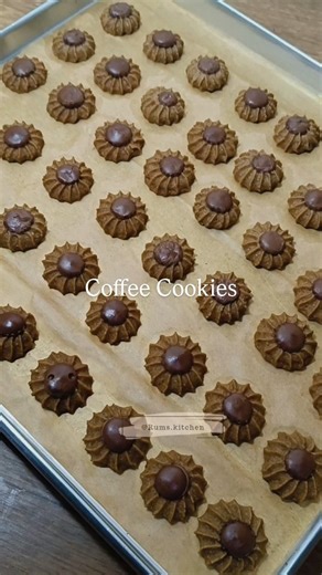 Jacklyn on Instagram: "[WAJIB SAVE] ini rahasia bikin kue kering lebih wangi, rich‼️kali ini aku buat Coffee cookies resep @ayomasakayomakan untuk kopinya aku ganti pakai Nescafe americano karena g punya seperti yg dipakai Ci Linda. Kue ini enak bangettt Coffee Cookies 100 gr mentega 100 gr margarin 2 gr garam 75 gr dark brown sugar 1 butir telur (berat total 50 gr) 25 gr susu bubuk (aku pakai yg disangrai) 30 gr almond powder 1 saset Coffeemix indocafe 2 saset Necafe Americano 275 gr tepung ter