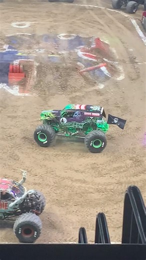 Grave Digger go VROOM ‪@MonsterJam‬ #gravediggermonstertruck #loud #fire #rippin #monsterjam