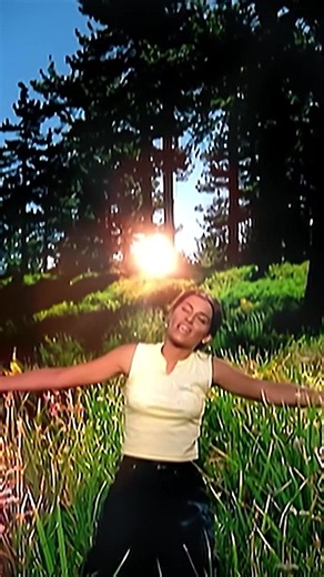 Las veces que vi este videoclip en muchmusic son incontables, que buenos años para ser adolescente! I’m like a bird - Nelly Furtado