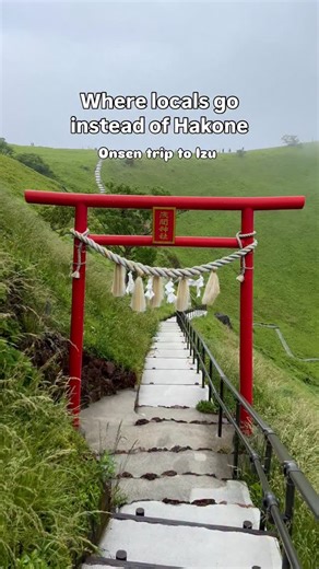 Minami Kristina | Inner Japan Stories on Instagram: "Why Izu? Hakone is a bit closer to Tokyo (90 min), but that also means tour buses, big crowds at spots like Owakudani and Lake Ashi, and higher prices.Izu is much quieter than Hakone, but al,most as easy to reach. The views are wilder, the seafood fresher, and the hot springs even more magical. I went last August on a girls’ trip — and here’s a mini itinerary you can follow too. (The full version is on my site Inner Japan.): ーGet off at Jōgasa