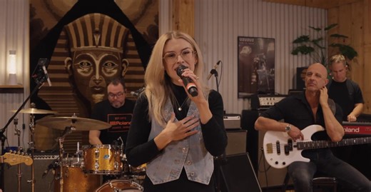 ‘True Colours’ (CYNDI LAUPER) Cover Performed by The HSCC featuring Kat Jade Highest Quality Version: https://youtu.be/T7BUqj2QnB8?si=K_5Jxsq4g9ppAolE Concert Details and enquiries at www.thehscc.com Produced by The HSCC Arranged by Constantine Delo Recorded Live by Jordan Lennon at The House Of SAP Mixed by Pete Savad (NYC) https://www.youtube.com/@PeterSavad Filmed & Edited by Raffael Cufone Big thanks to Rino Cufone. Lead Vocals: Kat Jade Drums & BV’s: Brad Polain Percussion: Steve Todd Guita