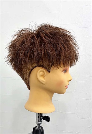 Period.赤坂《完全個室マンツーマンサロン》 ⠀ ・ニュアンスパーマでまとまりと流れをプラス ・乾かすだけで決まるカットライン ・朝のセット時間を圧倒的に短縮する毛流れパーマ ⠀ メンズカット×メンズパーマだけで “自然にかっこよく”を作ります。 ⠀ ＼ こんな方におすすめ ／ ✓ センターパートを綺麗に流したい ✓ ワックスなしでも形になる髪型にしたい ✓ 朝ラクにかっこよくスタイリングしたい ⠀ 【Period. 赤坂】 10:00〜22:00（不定休） 赤坂見附駅徒歩1分(銀座線、丸ノ内線) 永田町駅徒歩8分(半蔵門線、有楽町線) 赤坂駅徒歩8分(千代田線) 完全個室・マンツーマン施術 → コメント・DMからお気軽にご相談ください！