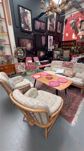 🔥 FLOG IT FRIDAY: A VINTAGE LIVING ROOM MUST-HAVE! 🔥