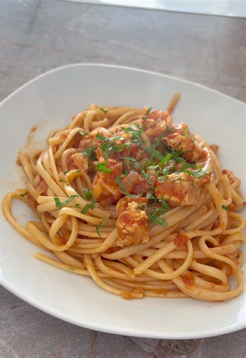 Haciendo fideos con pollito picante y audios random 🗣️🗿 🗣️Ingredientes 🍗1/2 pechuga de pollo 🧅1 cebolla en cubos 🍅2 tomates en cubos sin semilla ni cáscara 🌶️2 cucharadas de ají rojo molido 🧂Sal, pimienta, ajo en polvo al gusto 🍜200 gr de fideo (el que más le guste) #cocinando #cocina #audios #audiosparatiktok #audiosbolivianos🇧🇴🇧🇴