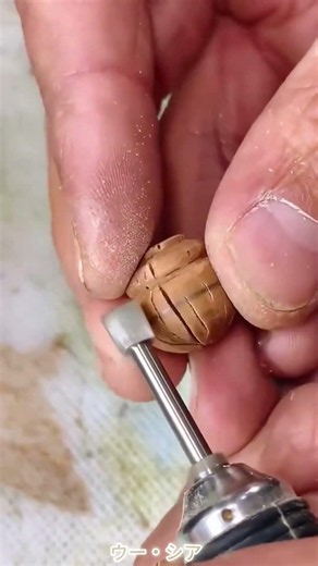 手磨きの木製ビーズ