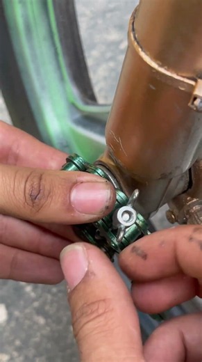 How to loosen a front wheel bolt using a used chain #SPtip #CreativeSolution #Idea