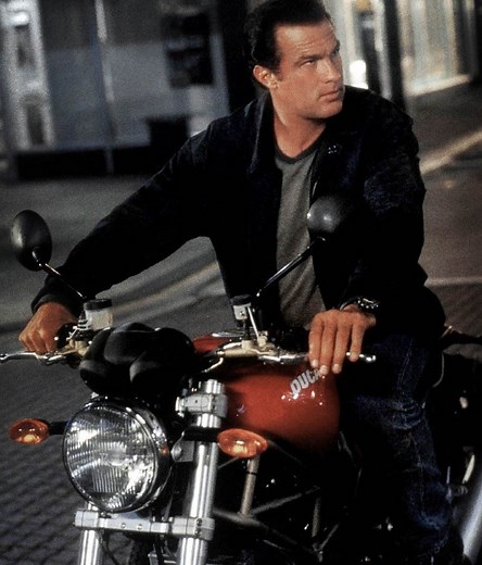 Lovec policajtů (2001) | ČSFD.cz