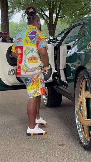 Challenger on 32’s DUB Floaters with Big Speakers in the Doors