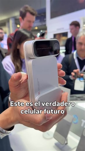 Impresionante celular modular, se llama Atom de la marca Tecno. El celular base es bastante bonito pero los módulos lo hacen lucir aún mejor: micrófono, batería, cámara de acción, telefoto, micrófono, cartera… las posibilidades son muy variadas. Por ahora es apenas un prototipo pero cuando se lance oficialmente por su puesto que estaré en primera fila de los que lo quieren. | CharlyPi