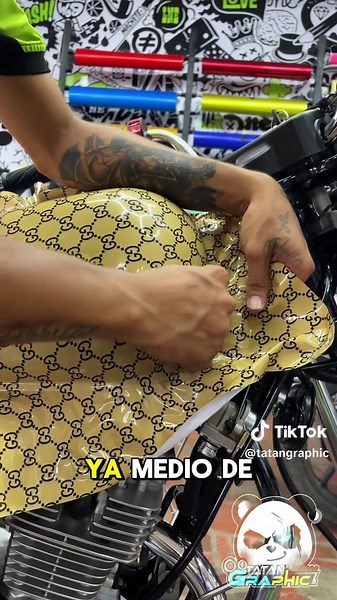 Tatan Graphic (@tatangraphic) - Una GN con estilo que habla por sí sola. Detalles que suman, calcomanías con presencia y una gorreada que le da personalidad única. 🚀 ¿Y la tuya, cuándo? Tatan Graphic Donde el diseño habla por ti 🫡 📩Escribinos y prepará tu máquina pa’ lucirse. #forrada #moto #calcomanias #gn125modifacada👿❌ #gn125 #diseñogucci #tatangraphic