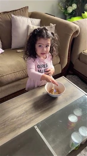 Isabella comiendo maruchan🥣 🤭🫶🏻🥰 #videoviral #nuevafamilia #jugandojuntos #funny #babygirl
