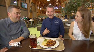 Profikoch Christian Henze bereitet mit Küchenchef Stanislaw den Klassiker des Restaurants zu: Spießbraten mit Kartoffelsalat und Bratensoße. Der Sternekoch muss sein fertiges Gericht an der Theke wie in einer Kantine abholen, um es zu probieren. #MeinLokalDeinLokal 😁📺 „Mein Lokal, Dein Lokal“ – streamen auf Joyn und Montag bis Freitag, um 17:55 Uhr, bei Kabel Eins. | Mein Lokal, Dein Lokal