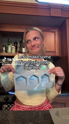 I made nontoxic soap for the first time today!!!! 💚🧼 | soap