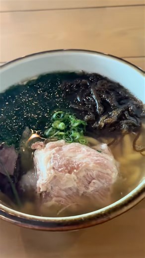 沖縄県うるま市安慶名のもずくとアーサたっぷりの塩軟骨ソーキがうまい沖縄そば屋さん #沖縄 #沖縄グルメ #うるま市 #沖縄そば #波乗りソーキ