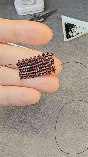 Kobzar Beads - Beading Patterns & Tutorials on Instagram: "Tutorial: Basic Herringbone. I’m preparing a new beading tutorial for you. ✨ For now, I’m showing just a small fragment, but very soon I’ll edit and share the full video tutorial from start to finish. Subscribe so you don’t miss it! 💛 #Herringbone #beading #tutorial #kobzarbeads #miyuki"