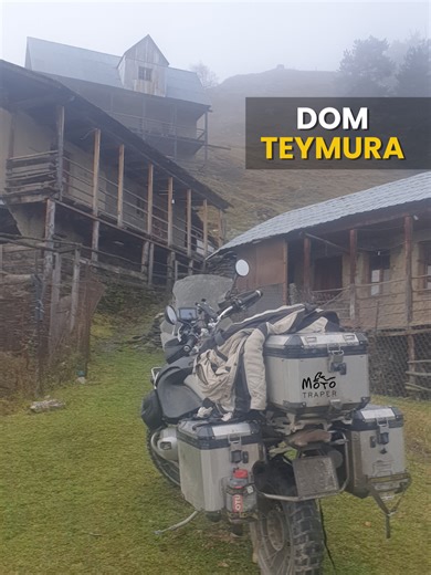 🏠 Docieramy do domu Teymura. I to jest ten moment, kiedy wiesz, że jesteś DALEKO od cywilizacji Dom z pustaka, postawiony tu, gdzie kończą się mapy. Nie ma prądu. Nie ma wody. Wszystko, co potrzebne do życia, trzeba tu dowieźć – Ziłem, Kamazem albo czymkolwiek, co da radę podjechać pod górę. Pytamy nieśmiało, czy jest szansa gdzieś się przespać. Teymur nawet się nie zastanawia – zaprasza nas do środka. Człowiek, którego widzimy pierwszy raz w życiu, a zachowuje się jakbyśmy wpadli w odwiedziny 