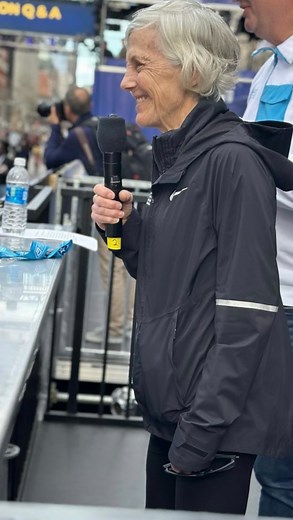 Marathon tips from a former @bostonmarathon champion. @joanbenoitsamuelson, fresh from completing her Six Star journey in Tokyo last month, today attended a Q&A event at the finish line on Boylston Street. The special event was arranged to commemorate the 40th anniversary of Joan’s historic Gold Medal win at the 1984 Los Angeles Olympic Games. #AbbottWMM #yourworldrunit #marathon #running #run #runner #marathontraining #instarunners #runners #runnersofinstagram #fitness #runningmotivation #train