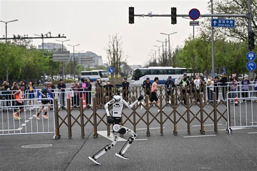Humans far behind as robot breaks record at Beijing half marathon