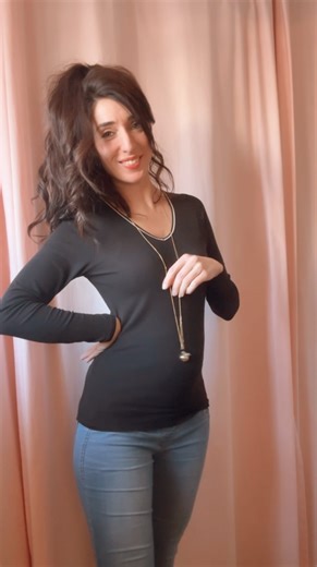 Sabrina Crabbe on Instagram: "C’est à mon tour aujourd’hui ! Je me suis confectionnée le bijou que je souhaitais le plus porter : mon bola de grossesse 🥰 J’avais confectionné depuis bien longtemps le petits médaillon fleuri puis gardé précieusement de côté, en espérant que le jour où je pourrai le porter arrive 🙏🏼 ce jour est enfin arrivé ❤️ Je l’ai accompagné d’une Labradorite, la pierre de protection 🥰✨ #grossesse #bola #pma #futuremaman"