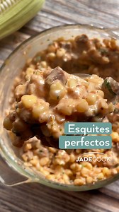 Una receta muy mexicana, perfecta para las fiestas patrias 🌽 y más fácil con Jade Cook, que está libre de antiadherentes que desprenden tóxicos. Guarda esta receta para hacerla pronto 😃 RECETA Ingredientes: 1 cucharadita de aceite ¼ de cebolla picada 2 ½ tazas de granos de elote cocidos 200 g de cecina de cerdo asada Cilantro, a gusto 1 taza de crema agria ½ taza de leche Chile en polvo, al gusto 1 ½ tazas de queso parmesano o manchego rallado Preparación: En el sartén Jade Cook, dora la cebol