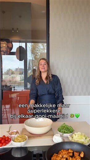 Romige parelcouscous salade met kip & geitenkaas 🐐🐓🥗 585 kcal 43 g eiwit ✨RECEPT ⤵️ Ben je bezig met je gezonde voornemens en wil je een gezond maar gruwelijk lekkere maaltijd? Dan is deze iets voor jou! Ik houd van MASSIVE porties, maar je kunt hier ook makkelijk met z’n 3 van eten (en dan dus ook lager in kcal uitkomen). Ik ben zelf fan van mega grote maaltijden eten zodat je tussendoor niet meer wil snacken 🤭🤭 💛 SLA OP OM TE PROBEREN 💛 Dit heb je nodig (2 porties) 50 g volkoren parelco