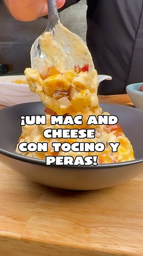 𝗖𝗔𝗥𝗟𝗢𝗦 S. 𝗟𝗘𝗔𝗟 on Instagram: "Para seguir celebrando el Mes de la Pera les preparé un MAC AND CHEESE INCREIBLE… ¡Y aunque no lo crean lo hice con @peras_usa y tocino ! Suena extraño , pero es real. funciona… y de maravilla, porque la pera Red Anjou une lo salado con lo dulce sin esfuerzo. Mientras corto la pera y salen esas rebanadas firmes, empezamos. La pico en cubos con todo y cáscara. Igual el tocino. Lo cocino hasta que suelta su grasa. Ahí mismo salteo la pera, dejo que se carame