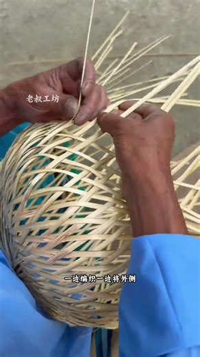 The craftsman uses traditional bamboo weaving techniques to handcraft Chinese lanterns. #DIY