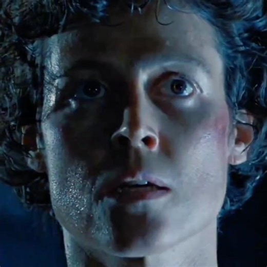 AVP: ALIEN VS. PREDATOR Clip - Xenomorph Kills Predator l #shorts #shortsviral