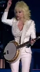 Dolly performs the Jimmy Dickens hit “I’m Little But I’m Loud” at the Greek Theatre in Los Angeles, CA on her Backwoods Barbie Tour. ••• #dollyparton #dollywood #dolly #sevierville #songwriter #performer #style #america #legend #actress #fashionicon #songwriter #countrymusic #icon #nashville #tennessee #gayicon #jolene #music #queen #queenofcountry #blonde #fashion #vintage #country #entertainer #littlejimmydickens | Country Girl