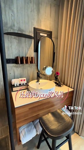南投最新｜全台唯一高腳狩獵屋｜秘境民宿 #南投住宿 #日月潭 #秘境 #頂級 #奢華旅遊 #villa #峇里島風 #傅家家 #南投景點 #deerchaser #遊獵行腳 #我要上推薦 親自來住一晚～實境實在是太美了😍 白天跟晚上各有不同的美 晚上好適合調酒喝下去微醺一下喔😌 這裡實在是太好拍照跟放鬆了 連餐廳都很有氣氛 下午迎賓下午茶還不錯 晚餐弄的跟西餐一樣～挺好吃的 紅酒喝完可以再續杯 吃完晚餐慢慢走回房間 那氛圍讓我想起了之前度蜜月去峇里島住的villa🏖️ 我這次是訂一泊三食-酋長屋 房間內每個角落拍照都很美 冰箱裡的啤酒飲料、吧台的餅乾泡麵 吃完喝完都可以免費再補一次 期待明天的早餐😋 Deer Chaser 日月潭遊獵行腳 南投縣魚池鄉修正巷39之10號