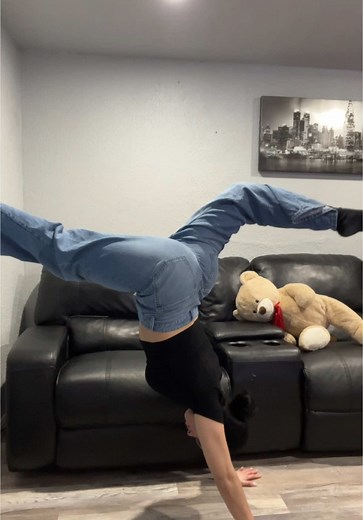 3 2 1.. 🤸🏻‍♀️ #handstandchallenge #handstand #flexibility #fyp #trends #parati