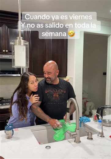 Jajaja 🤣ya es viernes y el cuerpo lo sabe 🤭 si como no, unas películas en casa mejor 🍿 #humor #momlife #pareja @MENDOZACHELIS