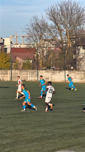 Debut în Liga 3 pentru Roșiu Darius, crescut în academia noastră și căpitan al naționalei U16 🇷🇴⚽️ Astăzi, Darius a făcut primul pas către fotbalul de seniori, demonstrând muncă, disciplină și determinare. Felicitări! Meciul cu Sănătatea Cluj s-a încheiat 0-0. Continuăm să construim viitorul împreună 🩵 #NextGeneration #AcademiaCluj #Liga3 #Debut #U16 #RomaniaU16 #FutureStar #PasCuPas #MuncăȘiTalent #ForțaCluj | Academia de Fotbal Viitorul Cluj