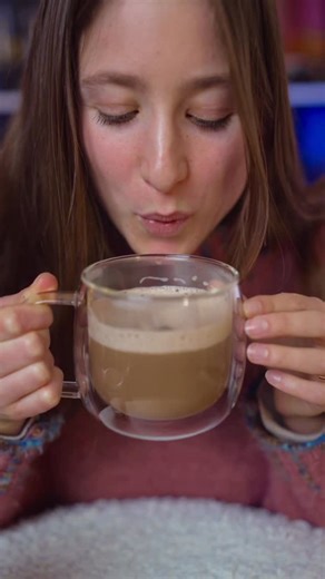 Zoe Reich on Instagram: "En 2025 j’ai décidé d’arrêter de m’excuser ❤️ Et sinon oui oui t’as bien vu je suis en pleine pause gourmande en train de savourer un délicieux Nescafé® KitKat® Latte... qui est roulements de tambours 100% SANS GLUTEN ❤️❤️ merci à eux Pour le préparer au mieux voilà comment faire : 4 cuillères à café bombées + 200 ml d’eau frémissante. Remuez et laissez reposer 20s. Remuez à nouveau et savourez ! @nescafefr Pour votre santé, mangez au moins 5 fruits et légumes par jour.