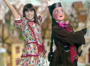 80's... "C'est Guignol !" : chanson issue de la comédie musicale "Le Soulier qui vole"... Elle donnera l'occasion à Chantal Goya d'insuffler une nouvelle jeunesse à la célèbre marionnette lyonnaise créée au début du XIXe siècle. Elle fête aujourd'hui ses 82 ans. Joyeux anniversaire, Chantal ! #ChantalGoya 📀 DVD "CHANTAL GOYA / C'EST MAGIQUE !" disponible ici : https://bit.ly/3gnijAr | Nostalgies 60'-70'-80'