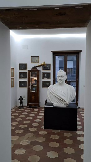 🔴 Assolutamente da non perdere una visita alla Casa Museo Enrico Caruso in via Santi Giovanni e Paolo n. 7 (quartiere Arenaccia, zona piazza Ottocalli), proprio nella casa in cui nacque il grande tenore Enrico Caruso (25 febbraio 1873 - 2 agosto 1921) 😍🎼 Cimeli, lettere, caricature, grammofoni d'epoca, dischi... tutta la bellezza del canto potente e melodioso del Tenorissimo 😍👏🏼 Vi aspettiamo! ♥️♥️♥️ 📽 Giovanni Raso Napoli e il Mediterraneo #enricocaruso #napoli #opera | Napoli, la città 