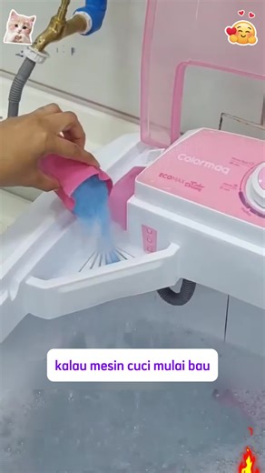 Bukti Air Hitam dari Mesin Cuci Menunjukkan Kotoran Bajuku