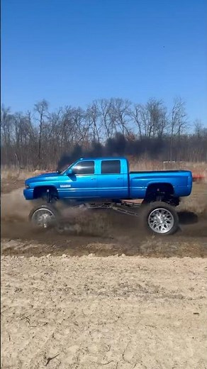 1200HP 2nd Gen Cummins SEMA Truck Mudding!!!