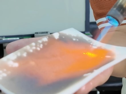 新能源、电子、小家电、医疗、冷链等领域得到广泛应用。美星真空硅可贴胶、贴膜、模切、贴合布料、做复合材料，给应用带来无限可能#真空硅#美星新材料#充电宝