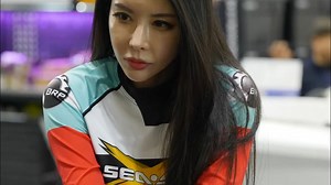 Hong Jay小姐姐的热裤网袜游艇展穿搭