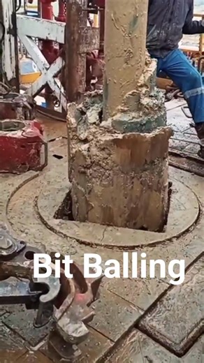 مشكلة ال (Bit Balling)يُعدّ تكوّن مشكلة ال bit balling  من المشكلات التشغيلية الشائعة التي قد تحدث في أي وقت أثناء عمليات الحفر. ويُعرَّف بأنه التصاق نواتج الحفر (القطع الصخرية) بسطح رأس الحفر (bit ) عند الحفر عبر طبقات الصلصال اللزج (Gumbo Clay) أو٥ الصلصال المتفاعل مع الماء أو تكوينات السجيل (Shale Formations).أثناء الحفر عبر مثل هذه الطبقات، ومع دوران رأس الحفر في قاع البئر، يلتصق جزء من هذا الصلصال بمخاريط الرأس .  وإذا لم تتم عملية تنظيف الرأس بشكلٍ كافٍ — وغالبًا ما يحدث ذلك بسبب ضعف الهيد