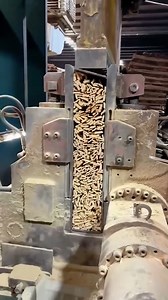 स्ट्रैंड बुने हुए बांस के फर्श को संपीड़ित करने की प्रक्रिया यह फर्नीचर नहीं बल्कि आउटडोर डेकिंग बना रही है | Narathar Media நாரதர் மீடியா