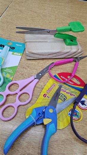 TIJERAS QUE TENÉS QUE CONOCER 🔥 Elegir la tijera correcta también es acompañar el aprendizaje. No se trata solo de cortar, sino de cómo se siente la mano, cuánta fuerza necesita y qué tipo de apoyo requiere cada niño o niña. En este reel te mostramos 5 tipos de tijeras adaptadas, pensadas para distintas necesidades, ritmos y formas de aprender a cortar: • Ergonómicas • Con brazo • Tipo alicate • De doble agarre • Con resorte y sin filo Porque cuando la herramienta acompaña, aprender se vuelve m
