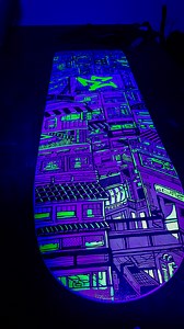 Estudio Lepo | Ilustración, Animación y Diseño on Instagram: "Tabla personalizada para mi amigo @reencabj que va a estar decorando el fondo de su stream 😈 Me ceba muchisimo hacer este tipo de arte. Asi que si estas interesadx en alguna tabla personalizada o te interesan las que tengo en stock, hablame por privado 🔥 #skate #skateart #stream #city #fluorescent #posca"