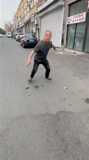 Fingo tener rabia y querer morder, el abuelo sale corriendo asustado