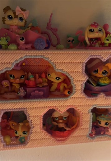 I luv this thing and I luv the creator kraftykrisy.lps on instagram!!! Please go support her she is sweet as can be and beyond talented :D . . . #lps #lpscollection #littlestpetshop #lpstiktok #lpstok