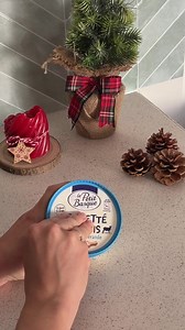 Sur vos tables de fêtes, la douceur se voit… et se savoure ✨ Découvrez la texture unique de nos fromages au lait de brebis. Un geste… et toute la gourmandise s’invite dans vos recettes. Si doux, si brebis 🐑 👉 À retrouver au rayon crèmerie. | Le Petit Basque