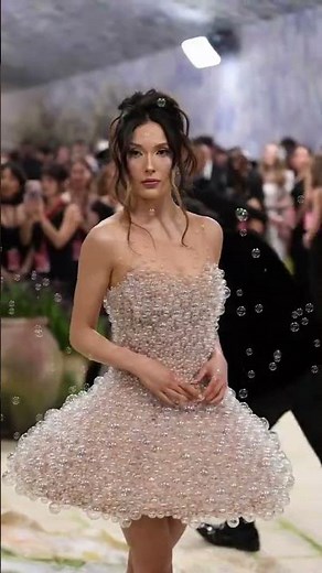 Met Gala 2026 : l'incroyable robe en bulles de verre d'Eileen Gu